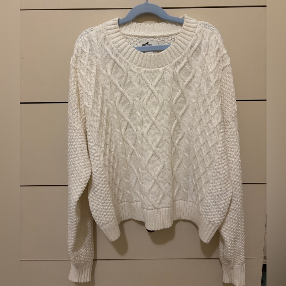 Hollister Crew Neck Cable Knit Sweater